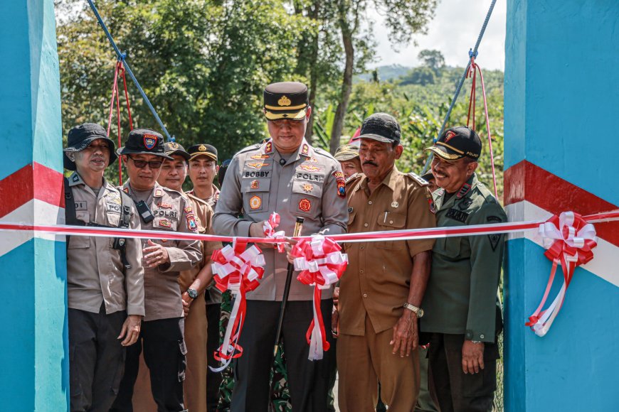 Akses Warga Makin Aman, Kapolres Jember Resmikan Jembatan