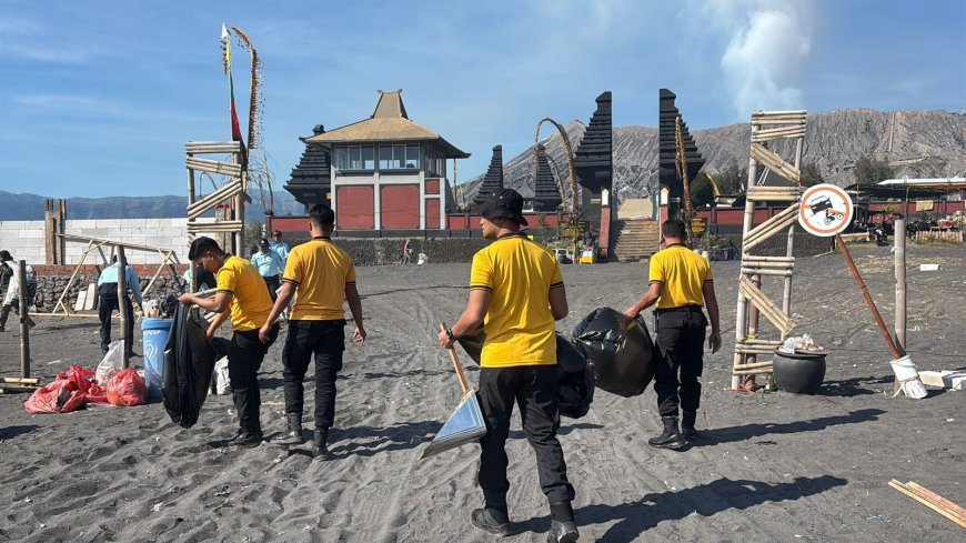 Usai Yadnya Kasada, Polres Probolinggo Bersihkan Kawasan Gunung Bromo