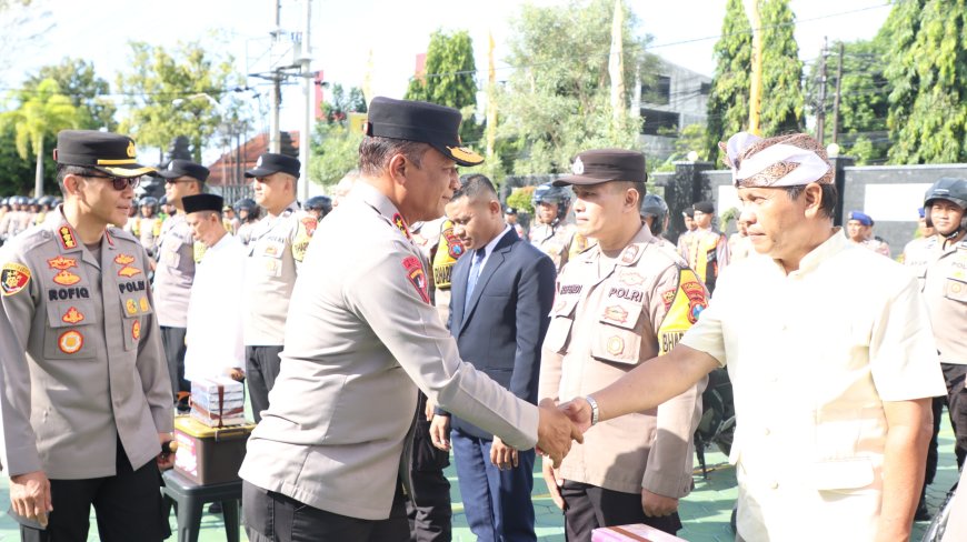 Sambut Hari Bhayangkara ke-80 Kapolda Jatim Bagikan 2.055 Kitab Suci   